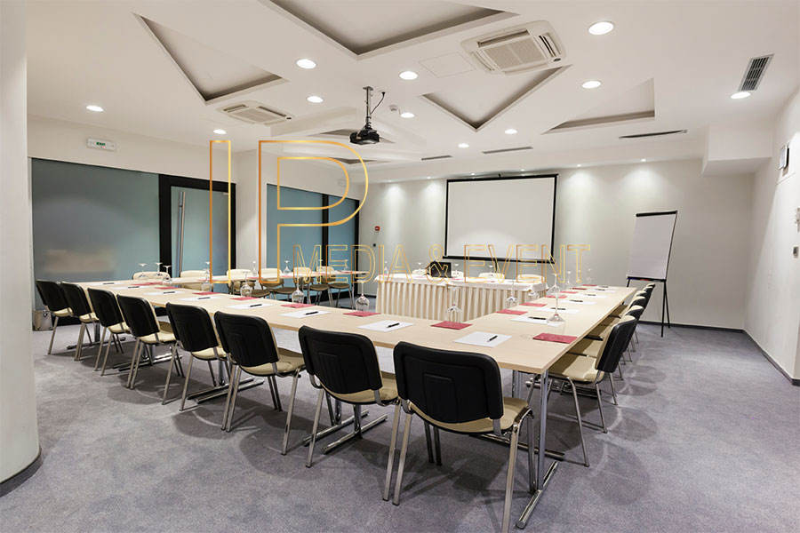 cho-thue-man-hinh-chieu-may-chieu-cho-su-kien-workshop