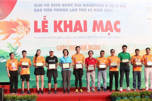 le-khai-mac-trao-giai-thương
